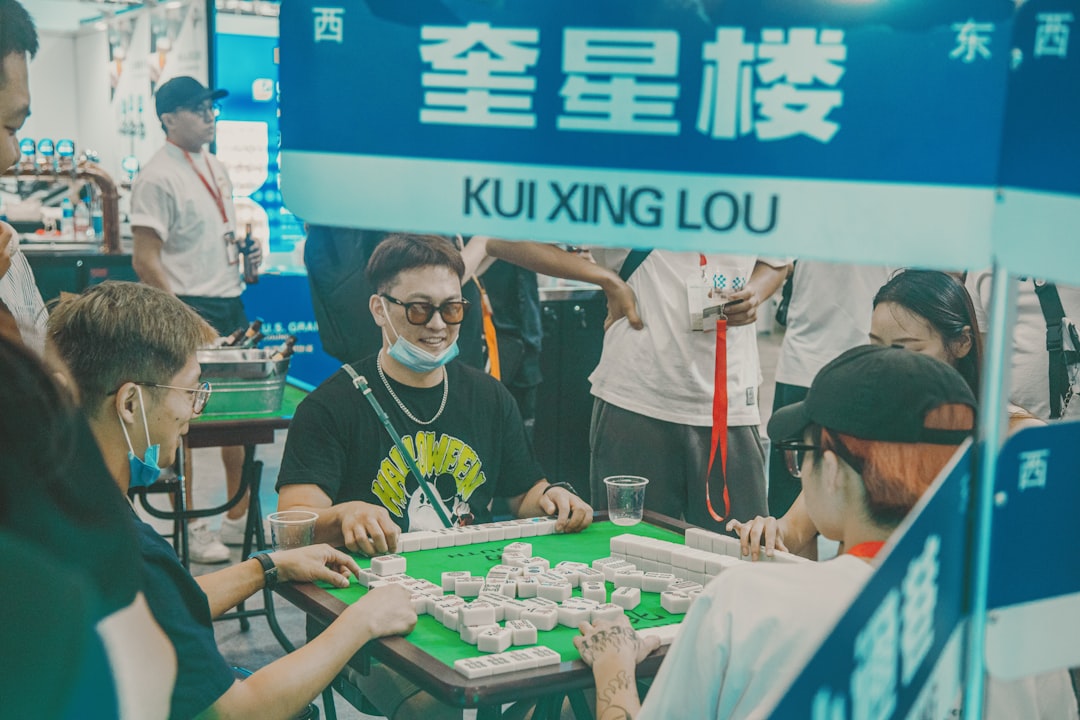 展示《LONESTAR》的开发团队和创意理念。